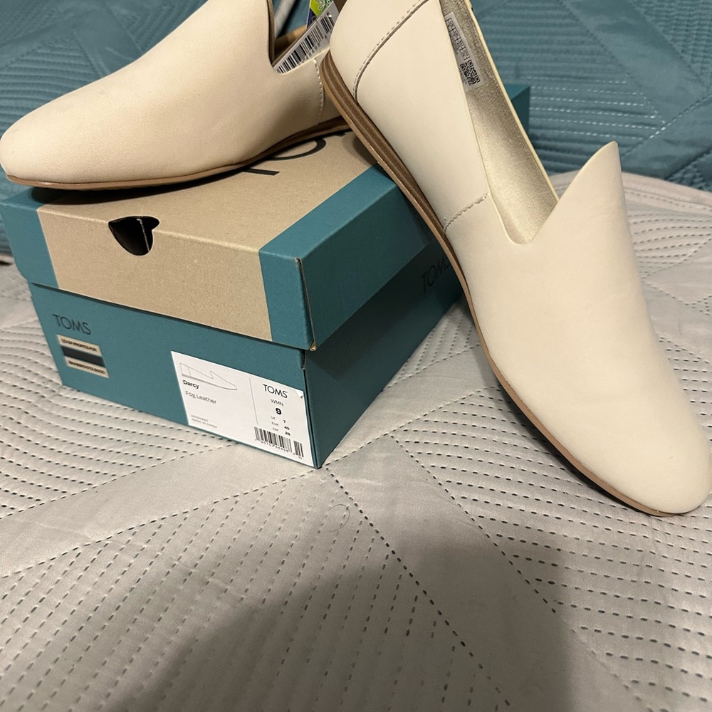 Toms Cream Flats Minimalist Design